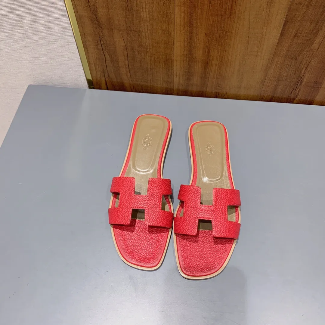 👟👟Ex-factory price 480👟👟 Litchi pattern cowhide series Newly revised version (Hermès) Packaging upgrade, version workmanship and material upgrade Hermes The highest version of handmade shoes in the market Top product Hermès H slippers Flat slippers —————————— The most classic, real handmade shoes, even the number of stitches is the same as the original version, purely handmade by masters The highest version in the industry Italian imported cowhide + original customized Australian sheepskin feet + genuine leather outsole, top exclusive packaging box 35-39 (34.40.41.42 custom-made, non-refundable)